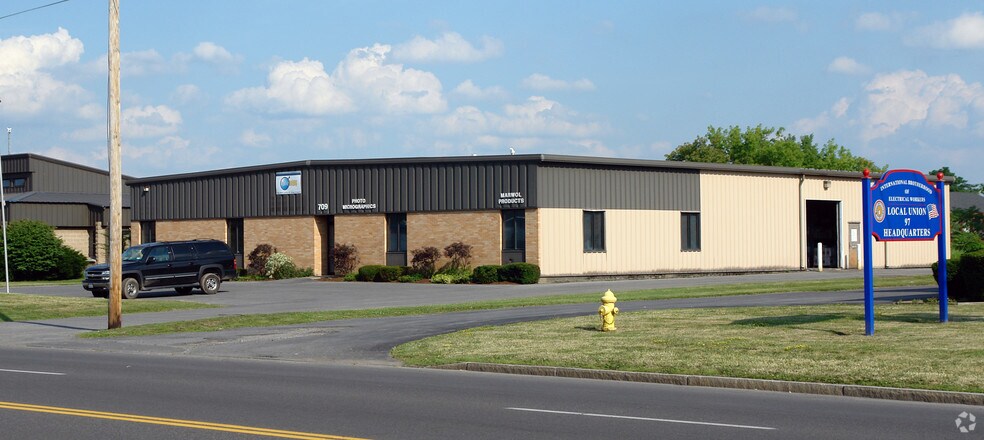709 Erie Blvd W, Syracuse, NY à louer - Photo du bâtiment - Image 2 de 16