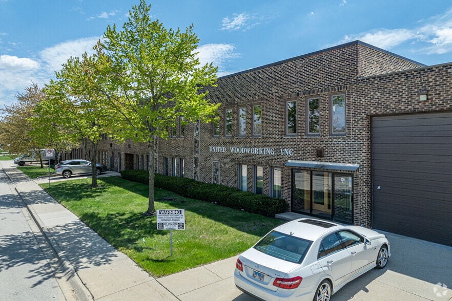 729 Lunt Ave, Schaumburg, IL for sale - Primary Photo - Image 1 of 4