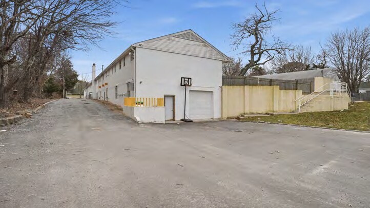 2201 North Rd, Hampton Bays, NY à vendre - Photo du bâtiment - Image 3 de 21