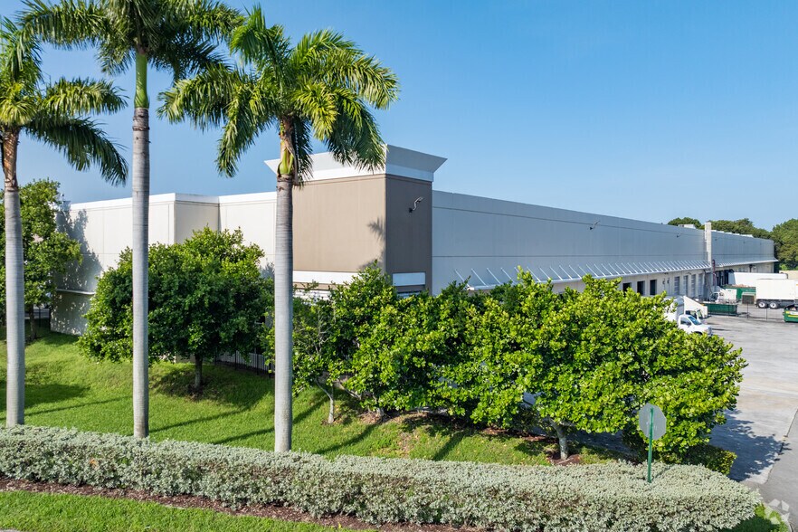 13800-13830 SW 119th Ave, Miami, FL à louer - Photo du bâtiment - Image 3 de 3