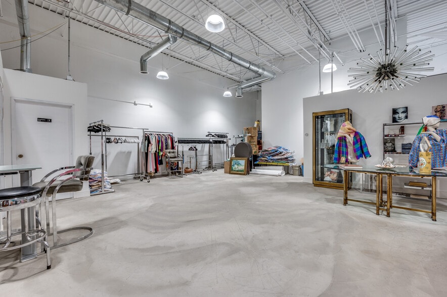 10606 Shady Trl, Dallas, TX for sale - Interior Photo - Image 3 of 31