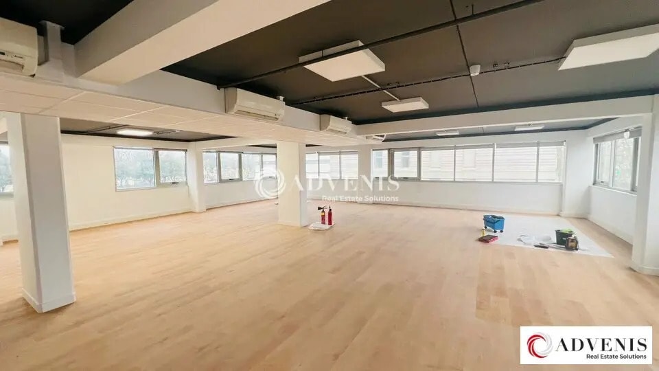 Office in Bordeaux for lease - Interior Photo - Image 1 of 8