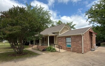 902 W Pearl St, Granbury, TX à louer Photo intérieure- Image 1 de 14