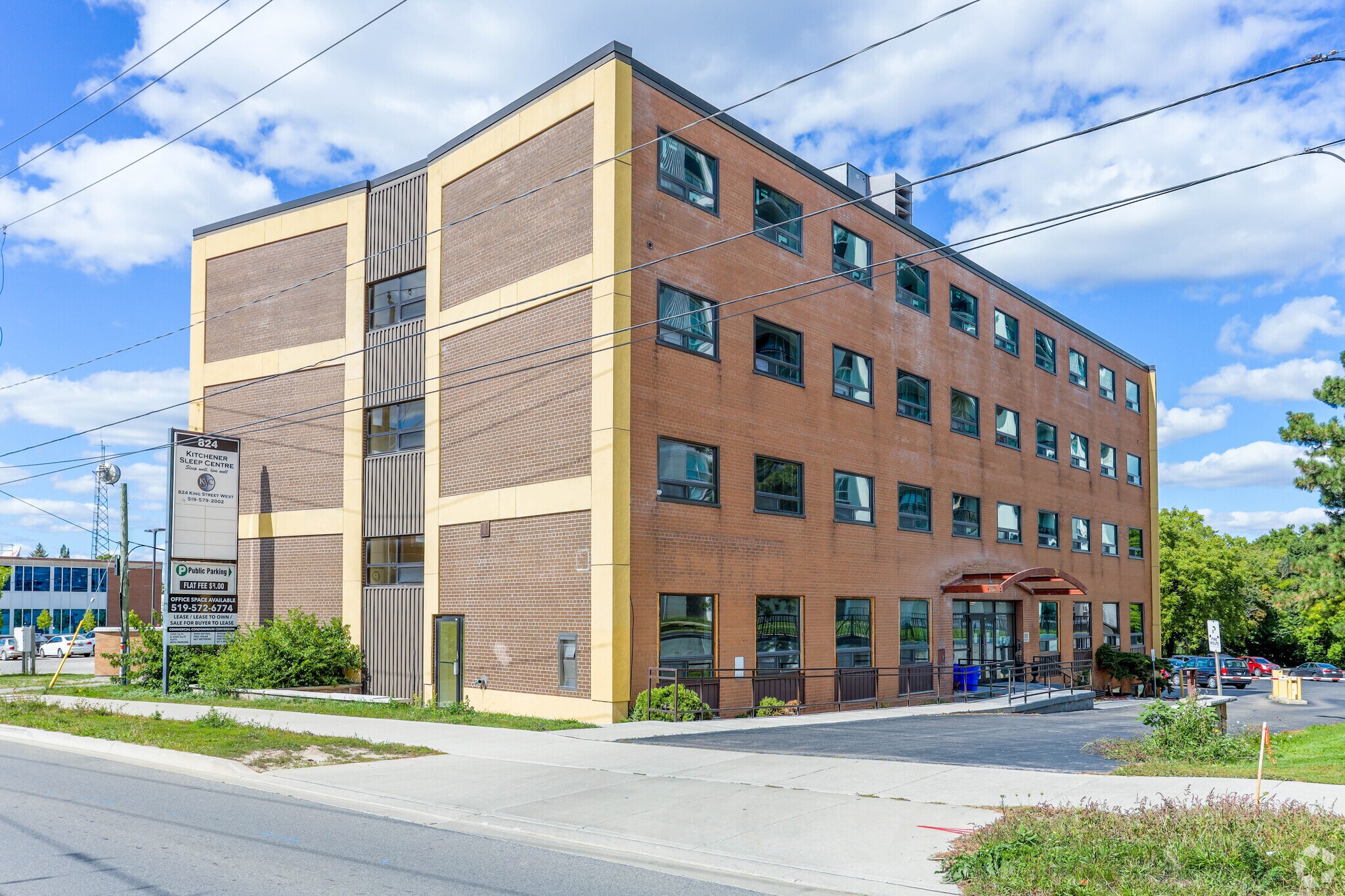 824 King St W, Kitchener, ON à vendre Photo principale- Image 1 de 1