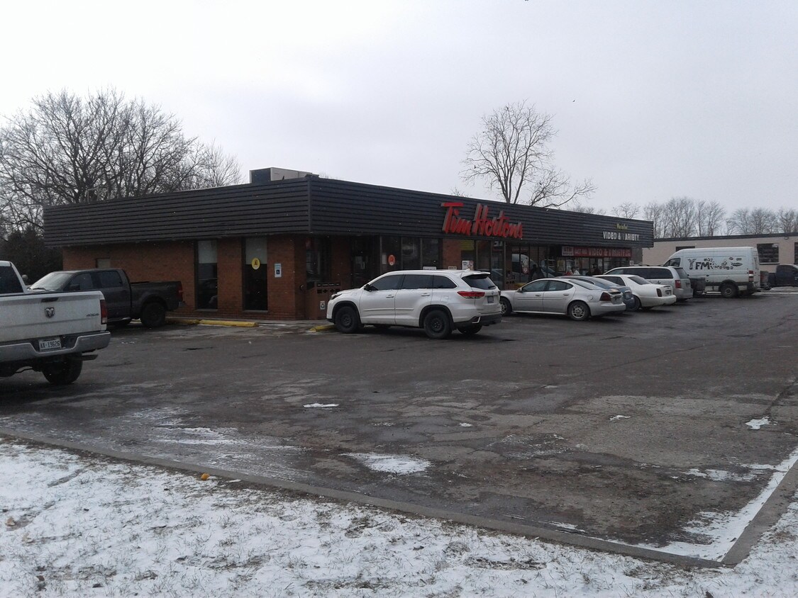 224-228 Dundas St, Woodstock, ON à vendre Photo du bâtiment- Image 1 de 1