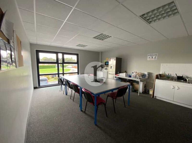 Flex in Saint-André-lez-Lille for lease - Interior Photo - Image 2 of 6