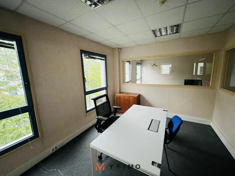 Office in Croissy-sur-Seine for lease - Interior Photo - Image 3 of 5