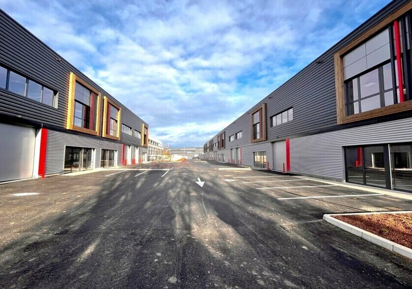 Flex dans Saint-Quentin-Fallavier à louer - Photo du bâtiment - Image 3 de 6