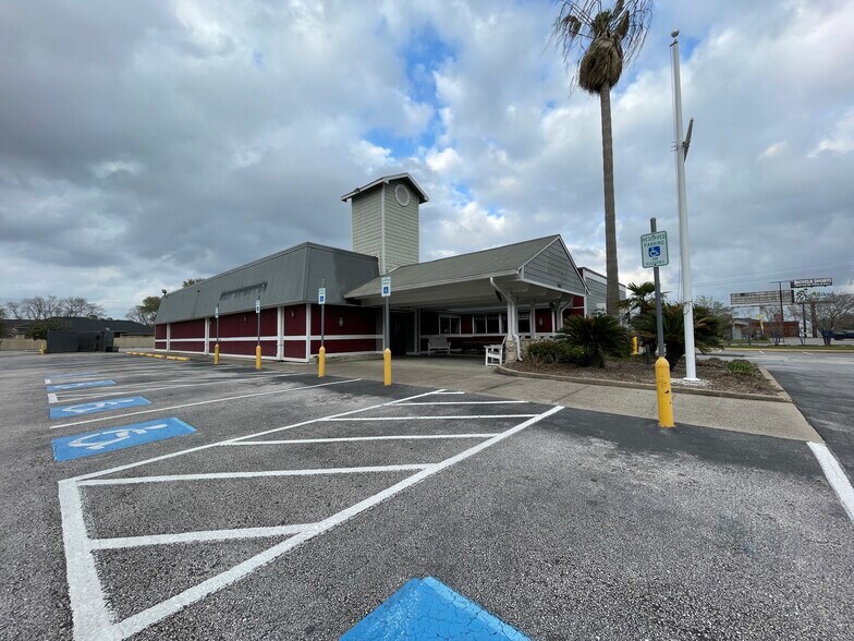 2820 I-10 E, Beaumont, TX à louer - Photo du bâtiment - Image 3 de 7