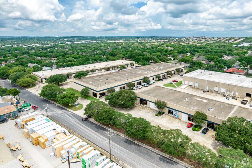 12100 Crownpoint Dr, San Antonio, TX à louer - Aérien - Image 2 de 7