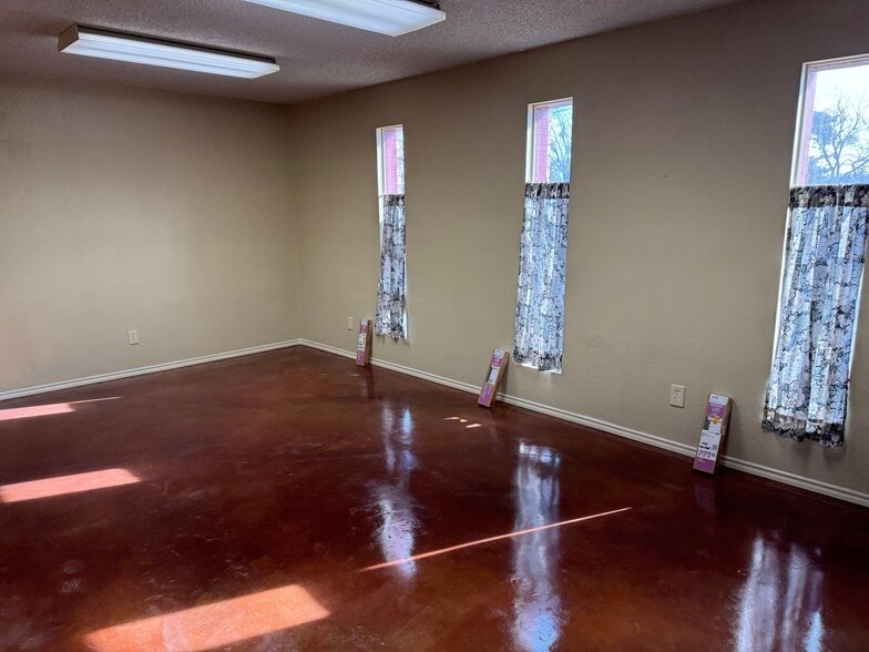 909 Willacy Cir, Cedar Hill, TX for lease - Building Photo - Image 2 of 4