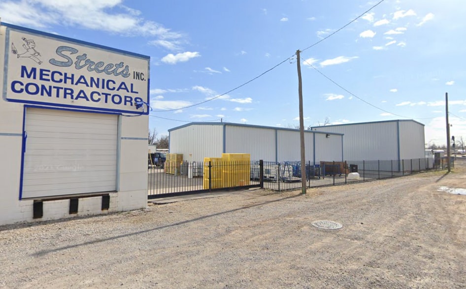 Former Streets, LLC HQ | Industrial Contractor Campus portfolio of 5 properties for sale on LoopNet.ca - Building Photo - Image 2 of 13