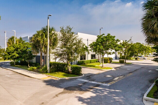 More details for 3420 NW 27th Ave, Pompano Beach, FL - Flex, Industrial for Lease