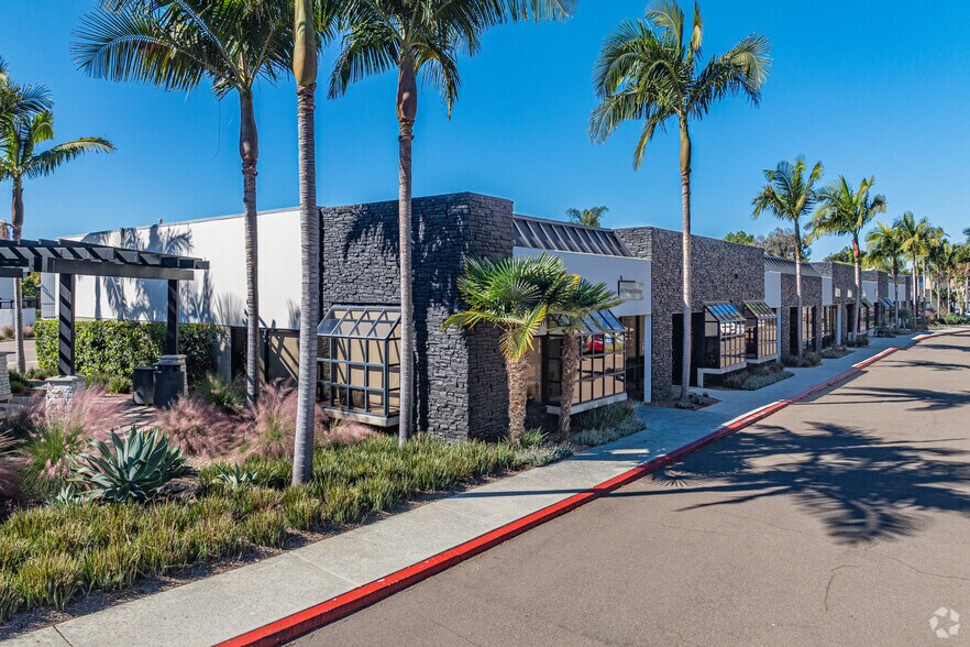 5205 Avenida Encinas, Carlsbad, CA à louer - Photo du bâtiment - Image 2 de 18