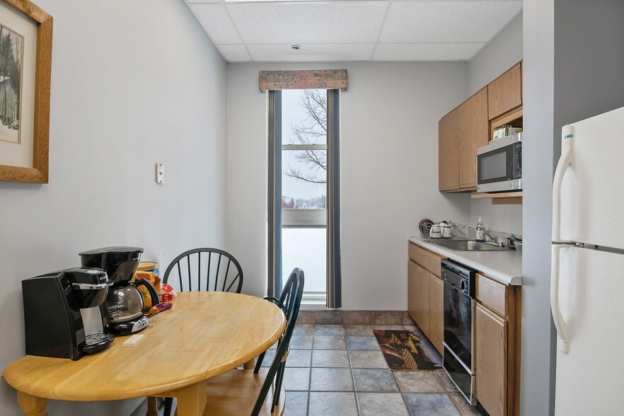 6709 Brooklawn Pky, Syracuse, NY à vendre - Photo du bâtiment - Image 3 de 20