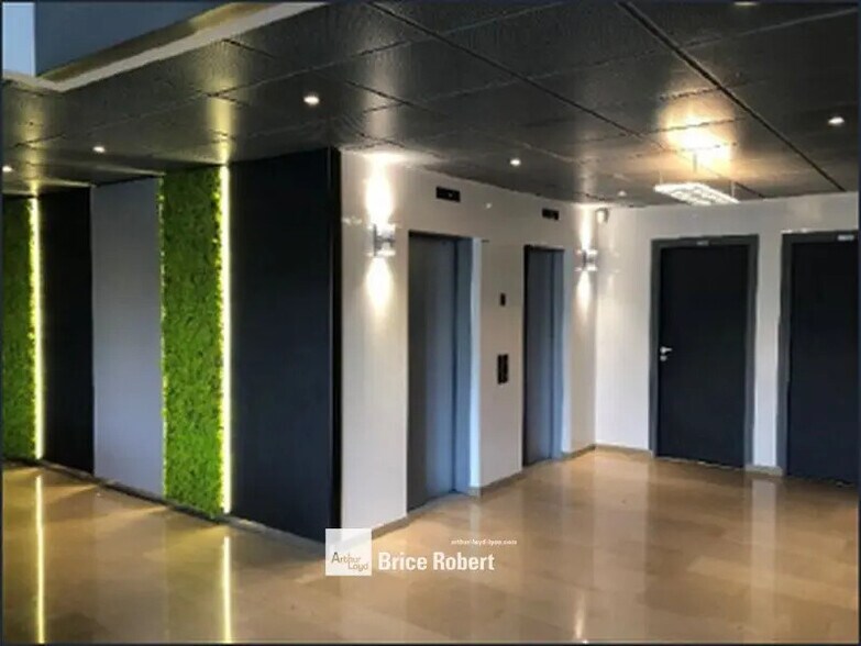 Office in Dardilly for lease - Lobby - Image 3 of 11