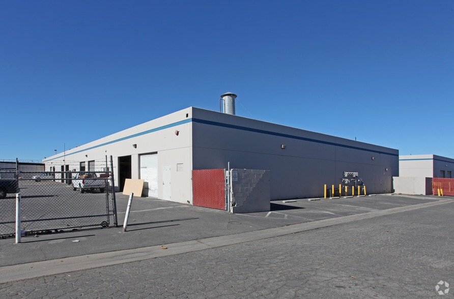 12424-12430 Montague St, Pacoima, CA for lease - Building Photo - Image 3 of 9