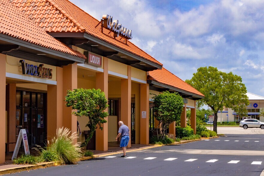 4601 Tamiami Trl N, Naples, FL à louer - Photo du bâtiment - Image 3 de 6