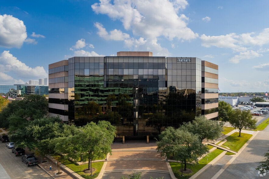 12121 Wickchester Ln, Houston, TX à louer - Photo du bâtiment - Image 1 de 10