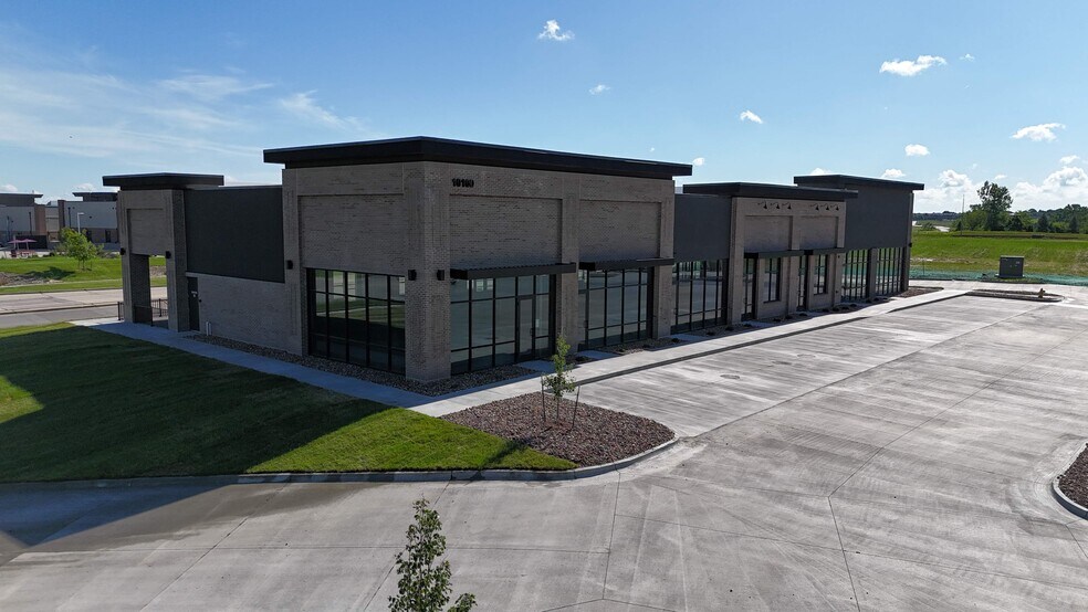 10100 Plum Dr, Urbandale, IA à louer - Photo du bâtiment - Image 3 de 8