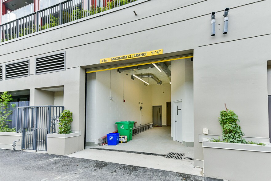 375-383 East Broadway St, Vancouver, BC for sale - Building Photo - Image 3 of 12