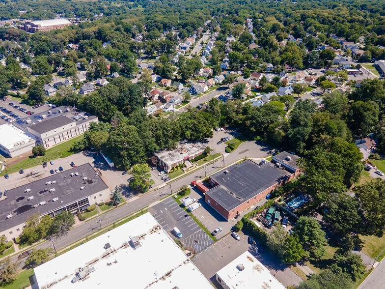 111 Galway Pl, Teaneck, NJ à vendre - Photo du bâtiment - Image 2 de 61