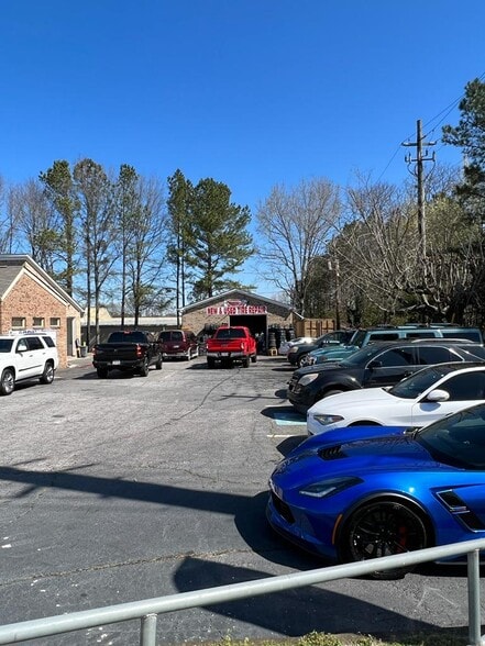 1010 Killian Hill Rd SW, Lilburn, GA for sale - Building Photo - Image 2 of 10