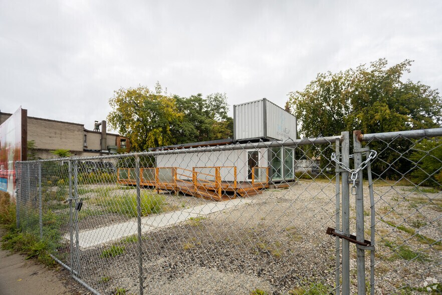 1030 Danforth Ave, Toronto, ON for sale - Primary Photo - Image 1 of 1