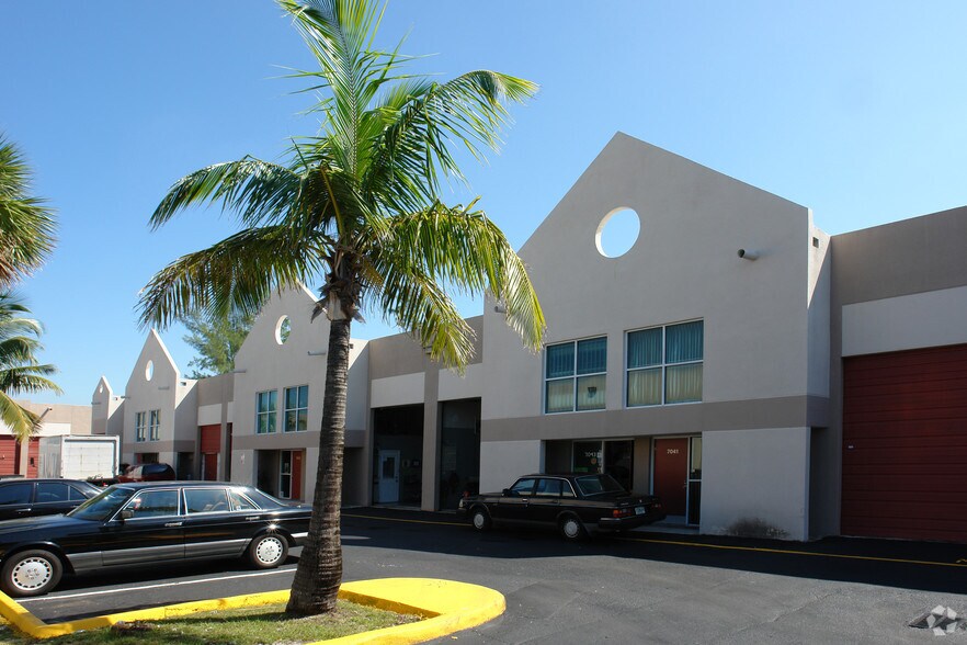 7039-7051 SW 47th St, Miami, FL à vendre - Photo du bâtiment - Image 2 de 3