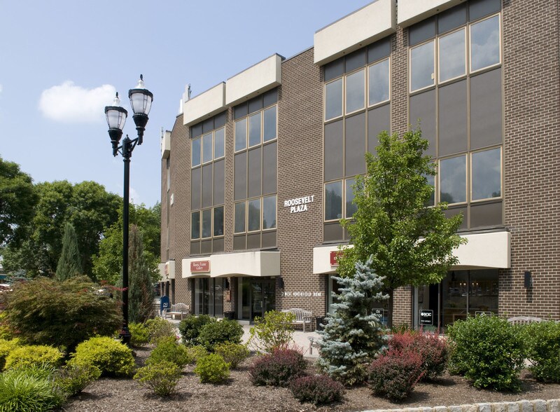 2 W Northfield Rd, Livingston, NJ à louer - Photo du bâtiment - Image 2 de 11