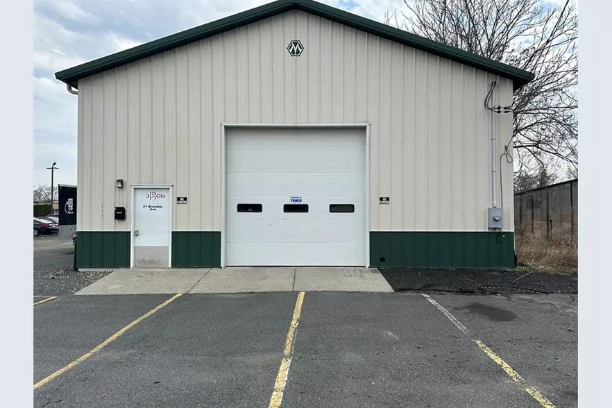 21 Bramble St, West Springfield, MA for sale - Building Photo - Image 3 of 8