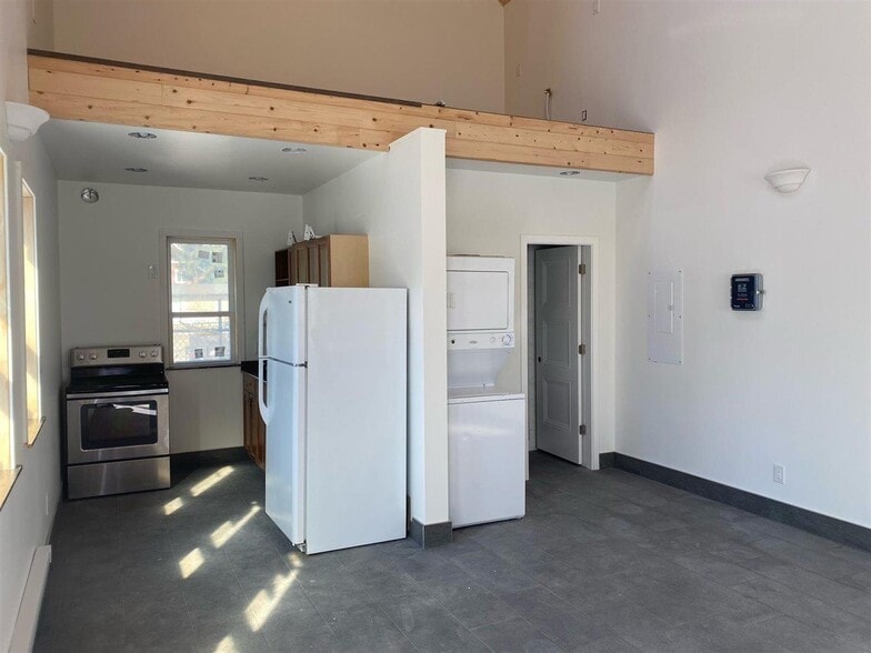 17430 Kennedy Rd, Pitt Meadows, BC for sale - Interior Photo - Image 3 of 10