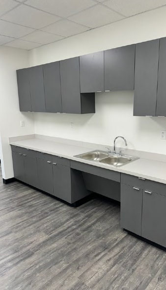 2323 S Houston Ave, Humble, TX à vendre - Photo intérieure - Image 3 de 4