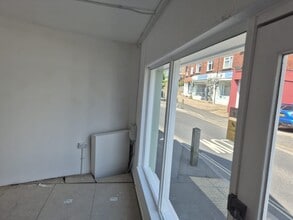 Avenue Rd, Freshwater for lease Interior Photo- Image 1 of 3