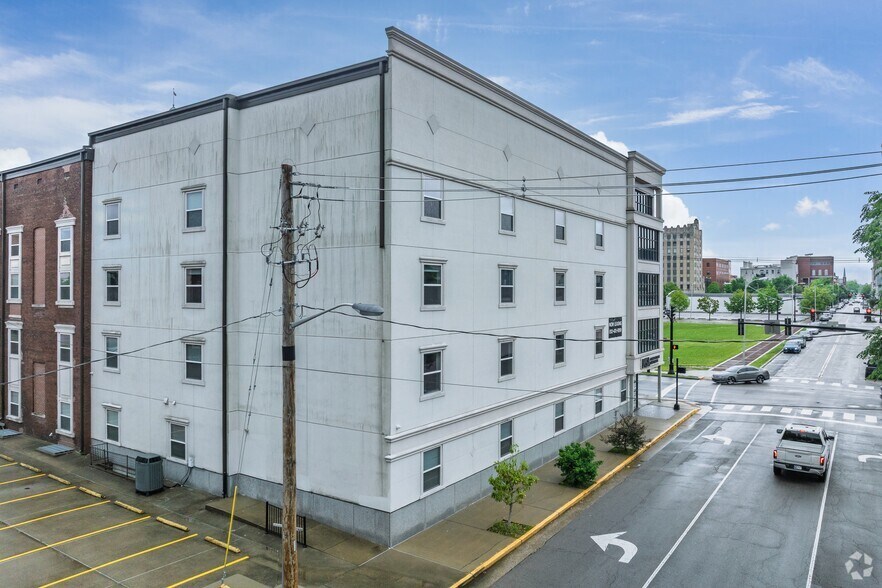 301 NW 3rd St, Evansville, IN à vendre - Photo du bâtiment - Image 2 de 11