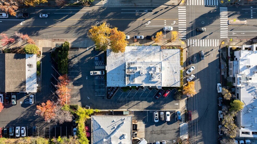 1950 Court St, Redding, CA à louer - Photo du bâtiment - Image 3 de 12