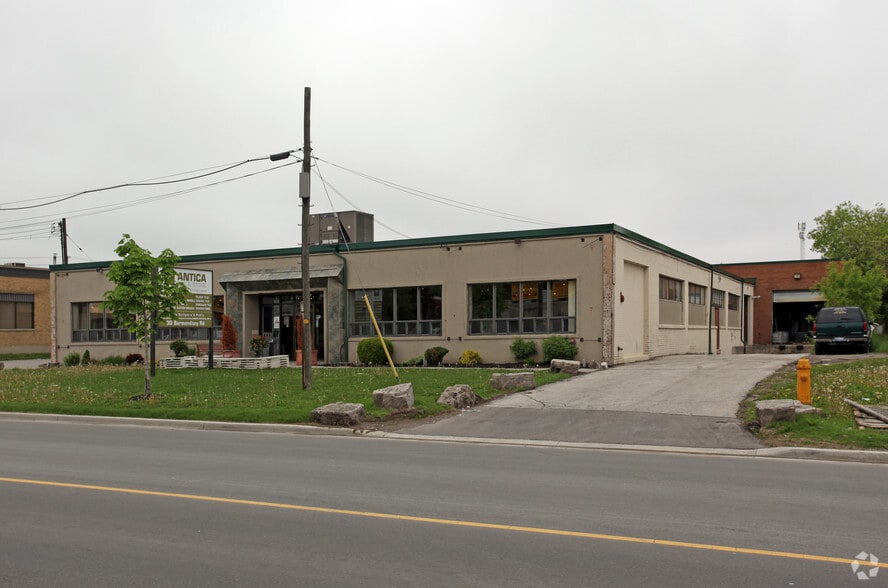 30 Bermondsey Rd, Toronto, ON à louer - Photo du bâtiment - Image 2 de 2