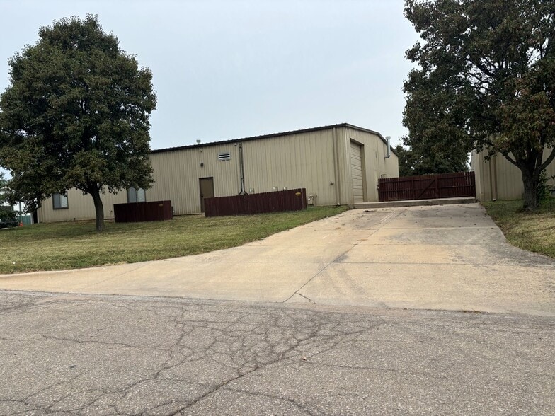2415 Ponderosa Dr, Lawrence, KS for lease - Building Photo - Image 2 of 31