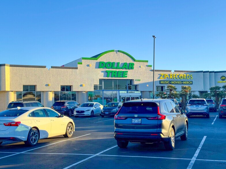 7380 S Eastern Ave, Las Vegas, NV à louer - Photo du bâtiment - Image 2 de 9