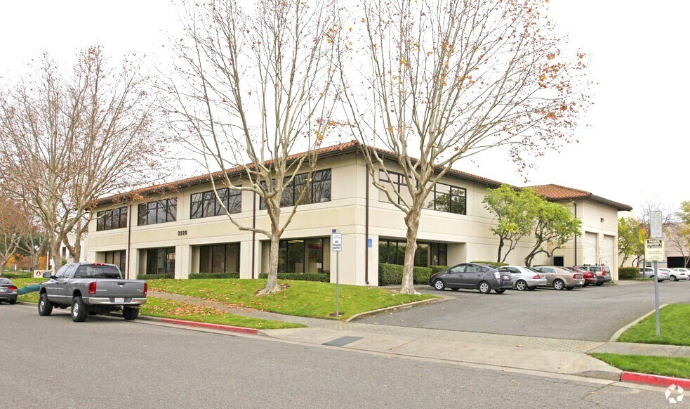 2220 Pine View Way, Petaluma, CA à louer - Photo du bâtiment - Image 2 de 2