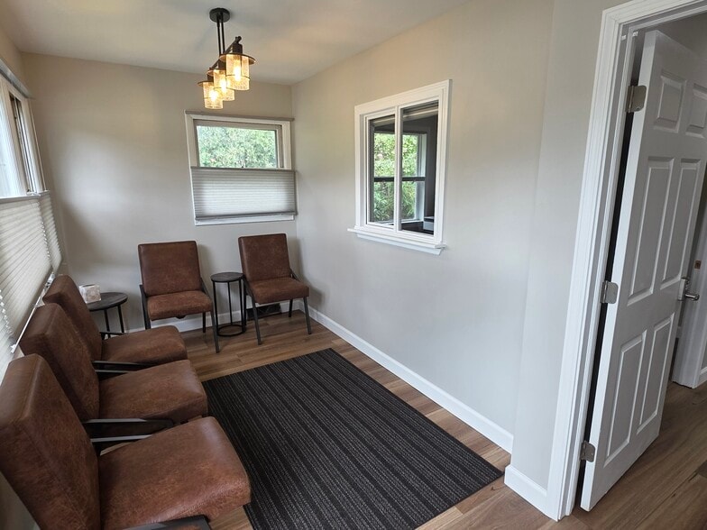 338 S County Farm Rd, Wheaton, IL for lease - Building Photo - Image 3 of 10