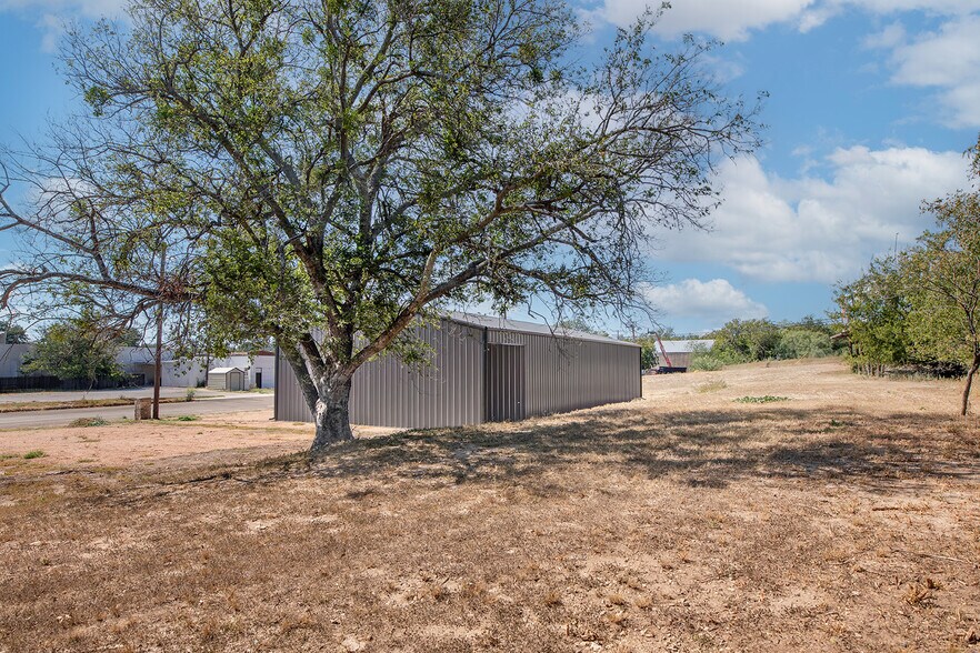 101 Richards st, Brady, TX à louer - Photo du bâtiment - Image 2 de 18