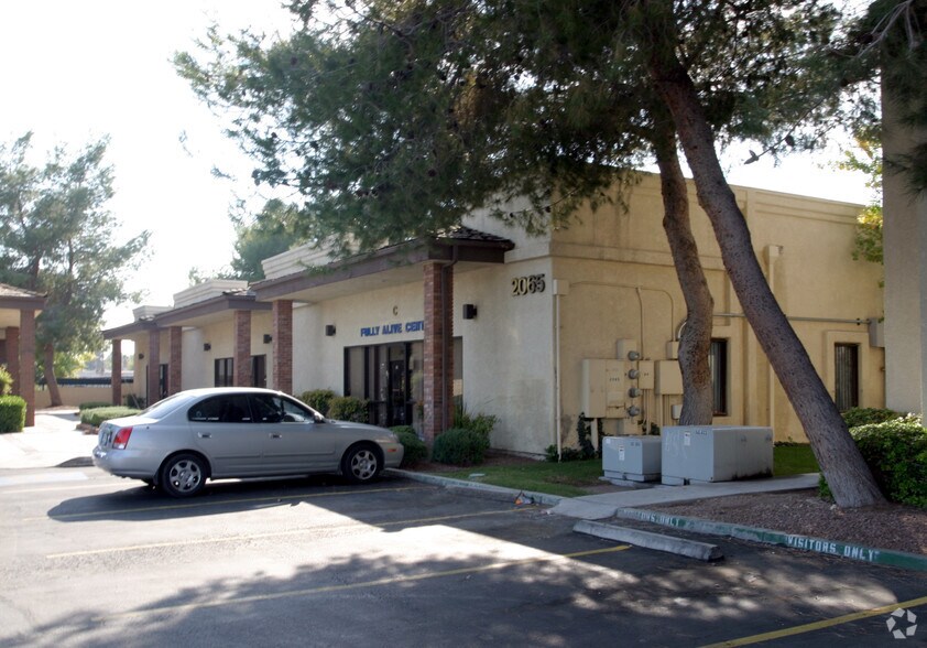 2065 E Sahara Ave, Las Vegas, NV à vendre - Photo du bâtiment - Image 2 de 6