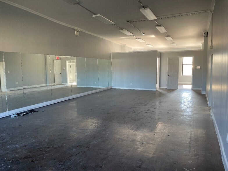 9206 Jamaica Ave, Woodhaven, NY à louer - Photo du bâtiment - Image 1 de 3