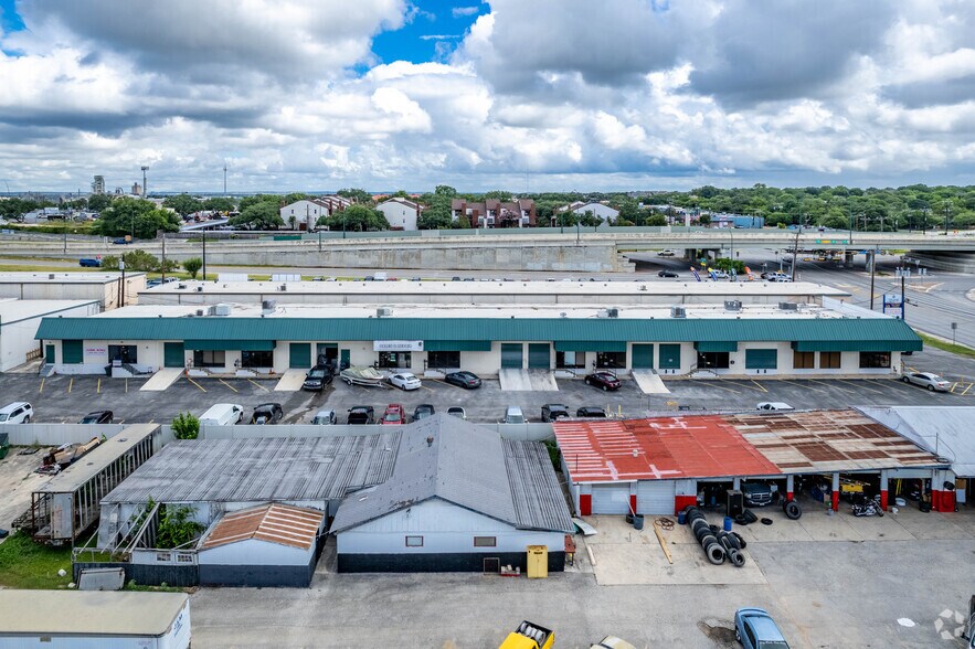 10415 Perrin Beitel Rd, San Antonio, TX à louer - Aérien - Image 3 de 33