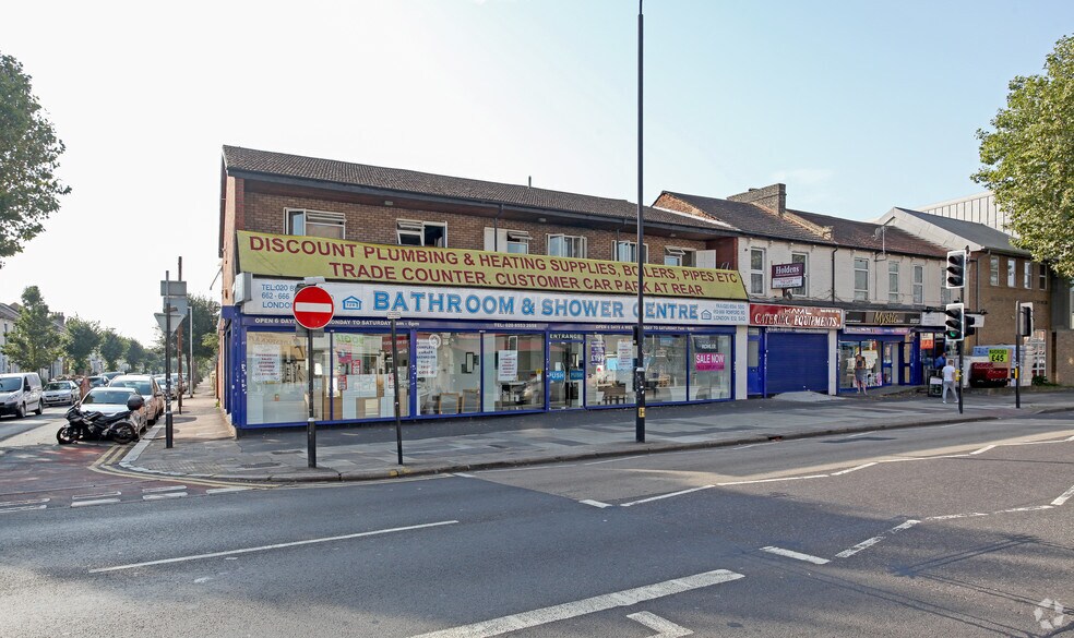 656-666 Romford Road portfolio of 3 properties for sale on LoopNet.ca - Primary Photo - Image 3 of 3