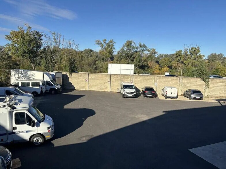 Flex in Le Pontet for lease - Building Photo - Image 2 of 7