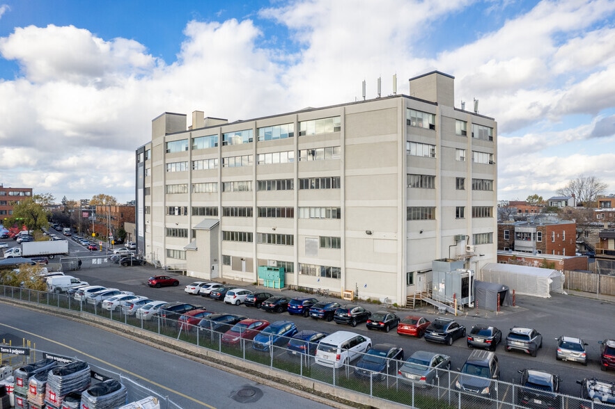 90 Rue Beaubien O, Montréal, QC à louer - Photo du bâtiment - Image 3 de 35