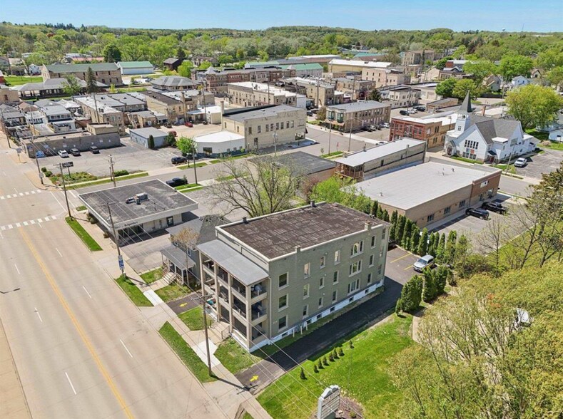 108 N Main St, Edgerton, WI à vendre - Photo du bâtiment - Image 3 de 66