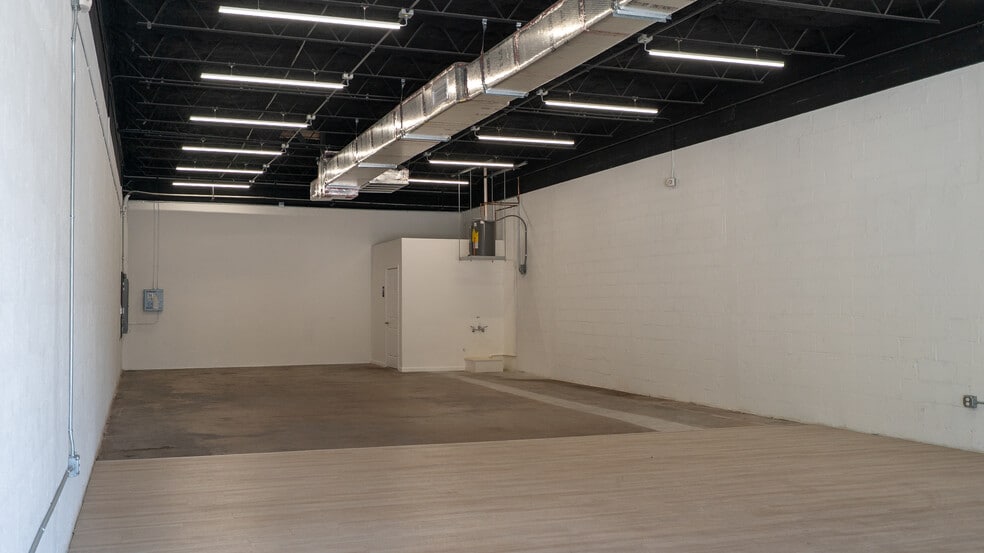 320 NE 61st St, Miami, FL for lease - Interior Photo - Image 3 of 6